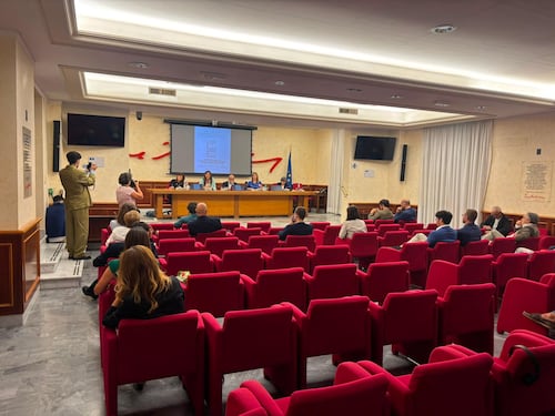 "Con la patrimoniale vinceremo le elezioni". Ma la sala è deserta