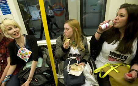 Donne fotografate mentre mangiano in metro, a Londra scatta la protesta 12