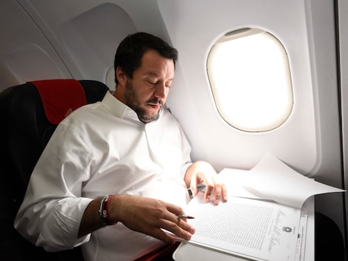 La procura a gamba tesa: indaga Salvini sui voli di Stato