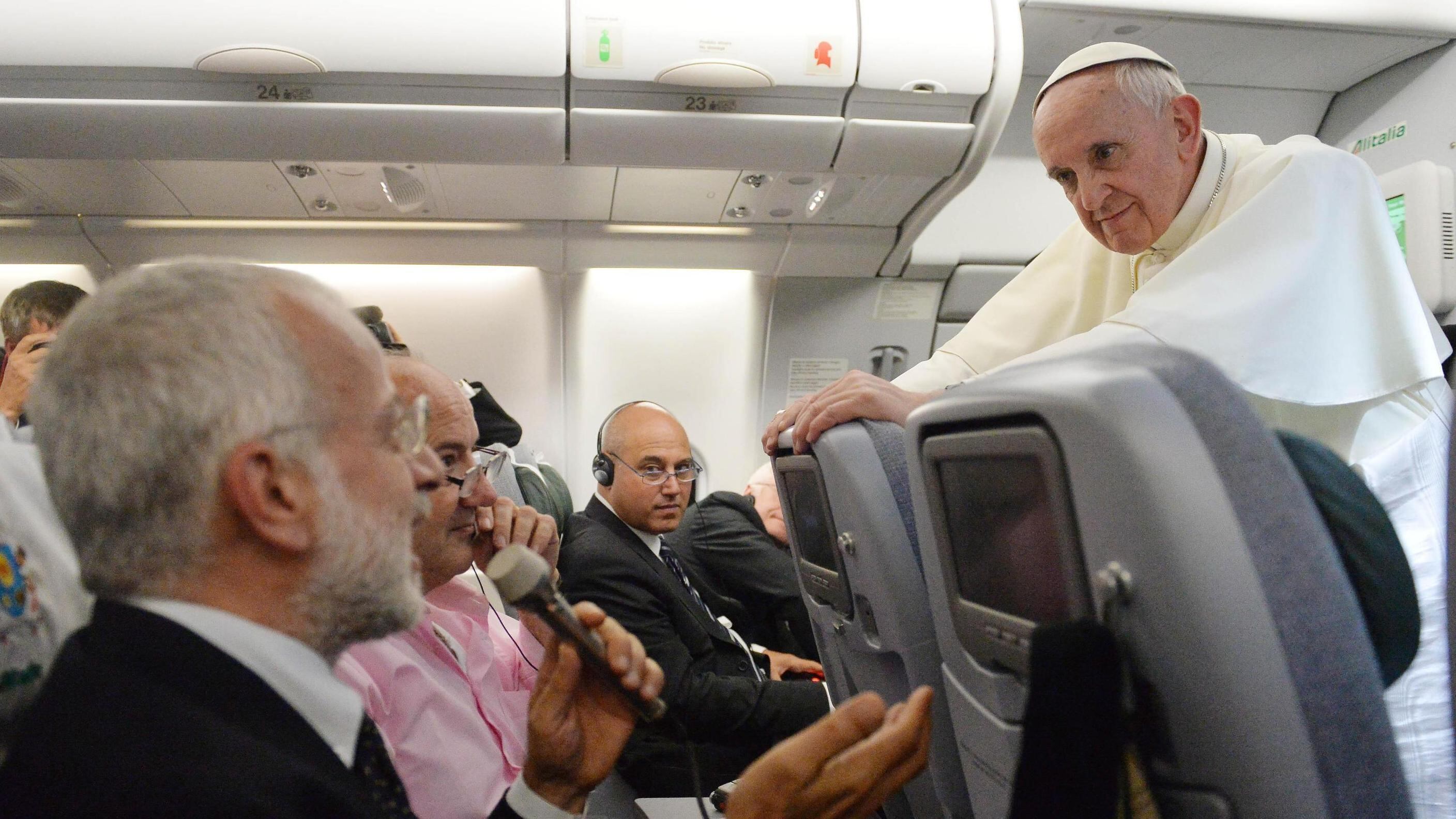 Il Papa assolve i gay «Chi sono per giudicarli? Il male sono le lobby»