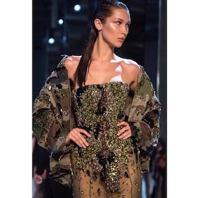 Bella Hadid si mostra in topless 5