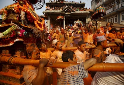 Polvere rossa, canti e balli: il Nepal celebra la primavera 15