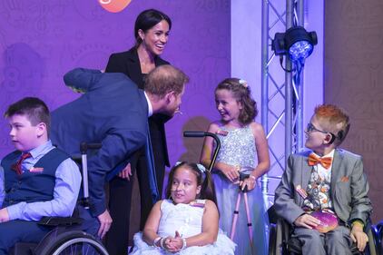 Meghan Markle e il Principe Harry tra i bimbi per beneficenza 9