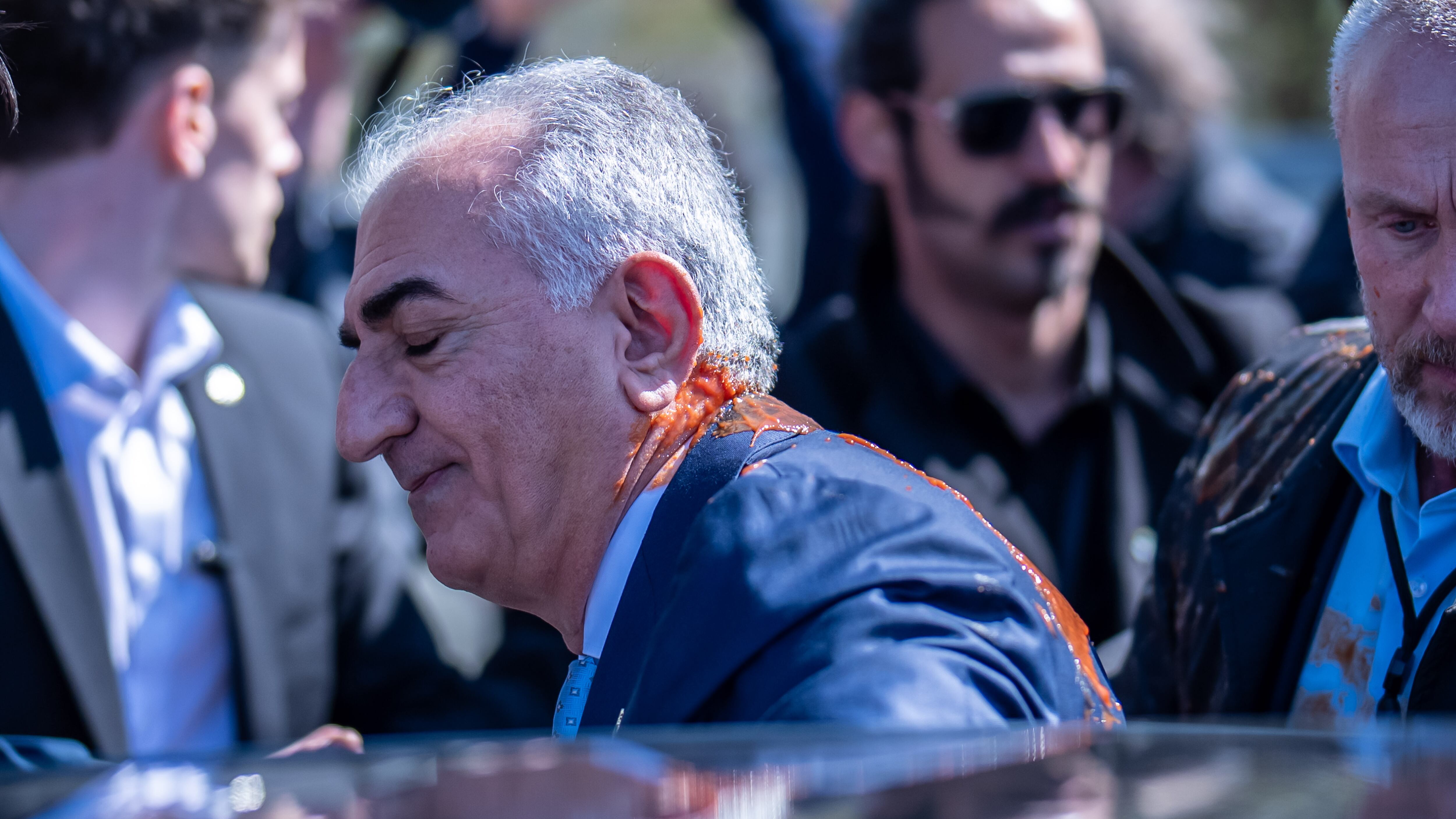 Pahlavi colpito con del succo di pomodoro a Berlino. Arrestato l’aggressore
