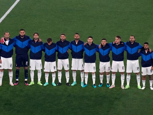 Berlusconi tifa Azzurri: "Forza Italia". E Salvini canta in macchina