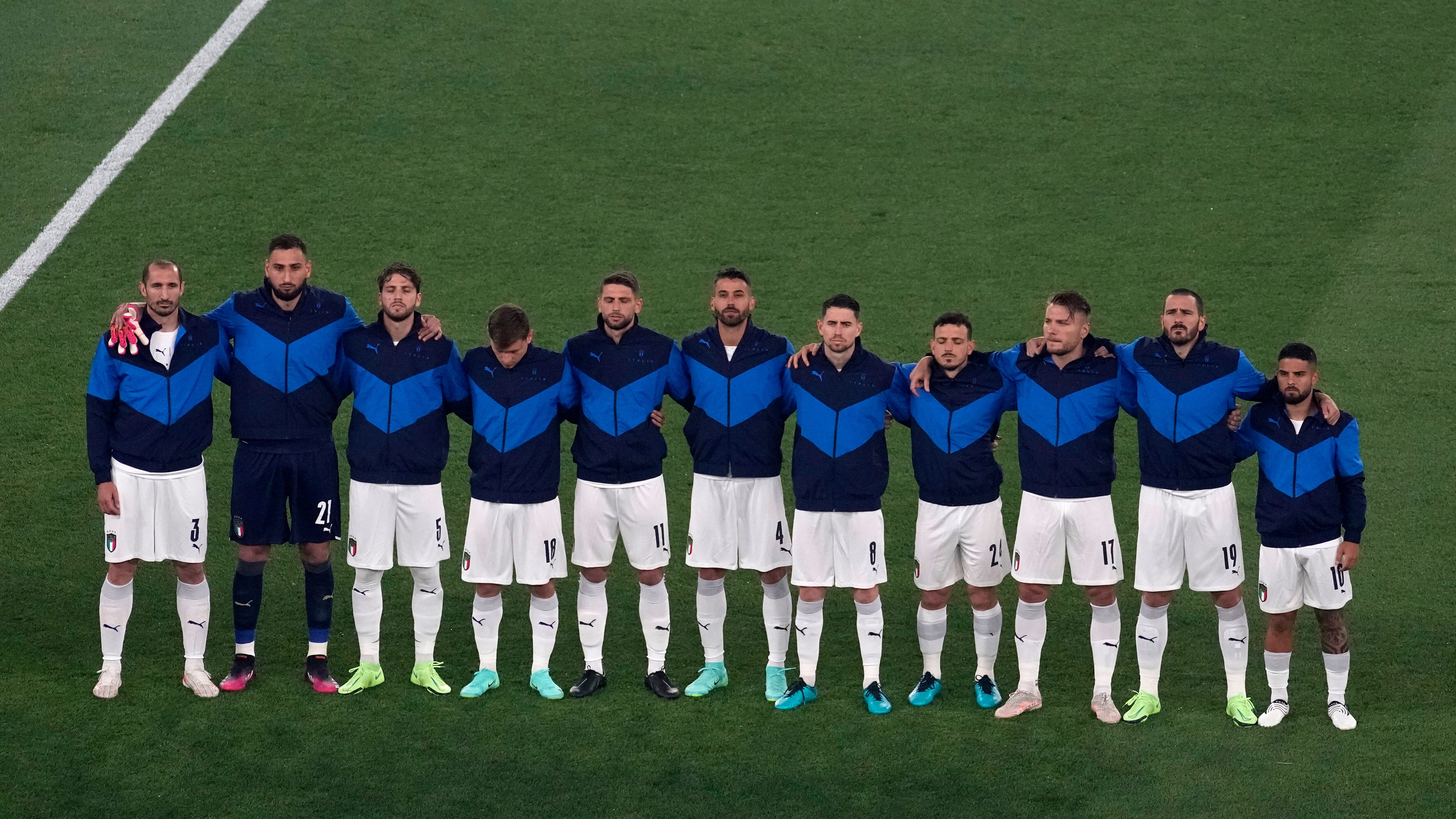 Berlusconi tifa Azzurri: "Forza Italia". E Salvini canta in macchina