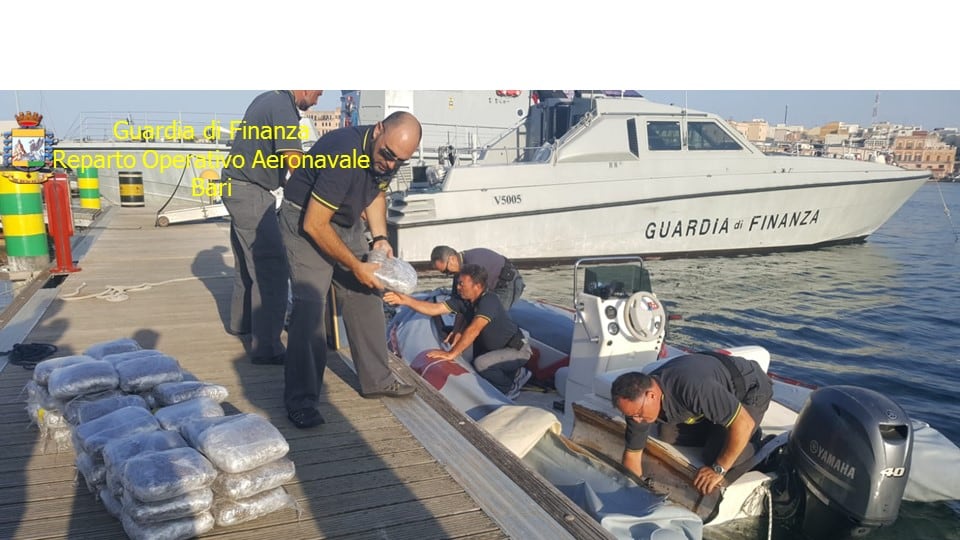 Marijuana e cocaina nascoste nel gommone: sei arresti