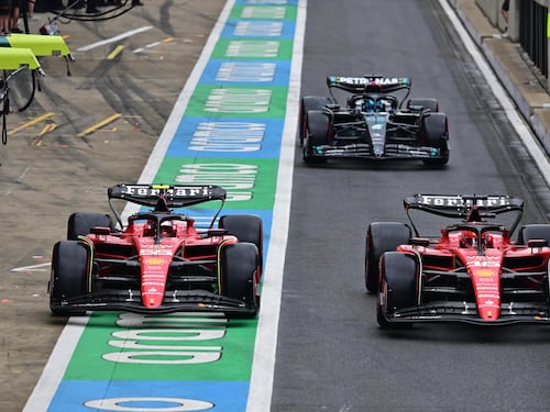"Bel sorpasso, bravo..." "Non è giusto". Tensione alle stelle Leclerc-Sainz