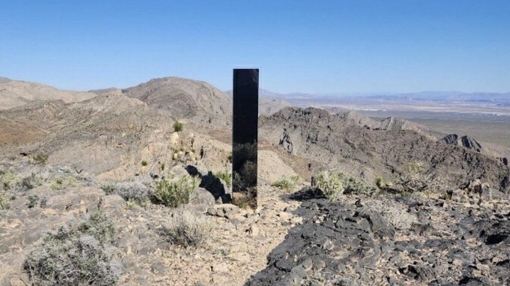 Spunta un nuovo monolite nel deserto: il nuovo mistero dopo gli avvistamenti del 2020