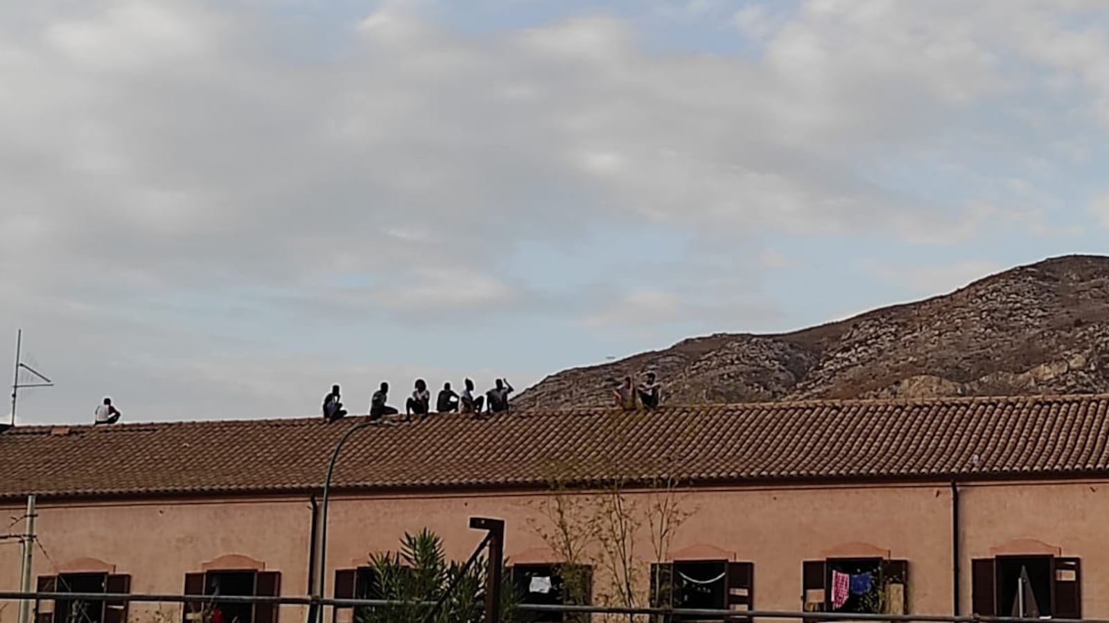 Immigrati in fuga ad Agrigento: feriti due militari