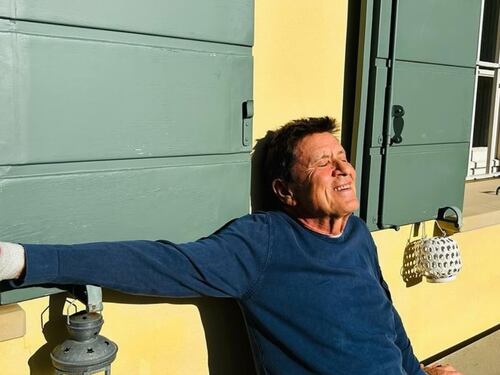 Gianni Morandi preoccupa i fan, ennesima paura per quella mano fasciata