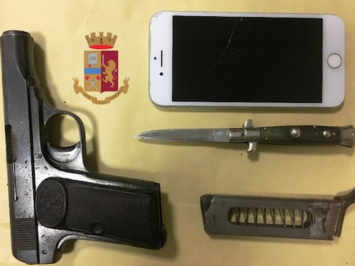 Da Napoli a Pozzuoli armati: due giovani nei guai