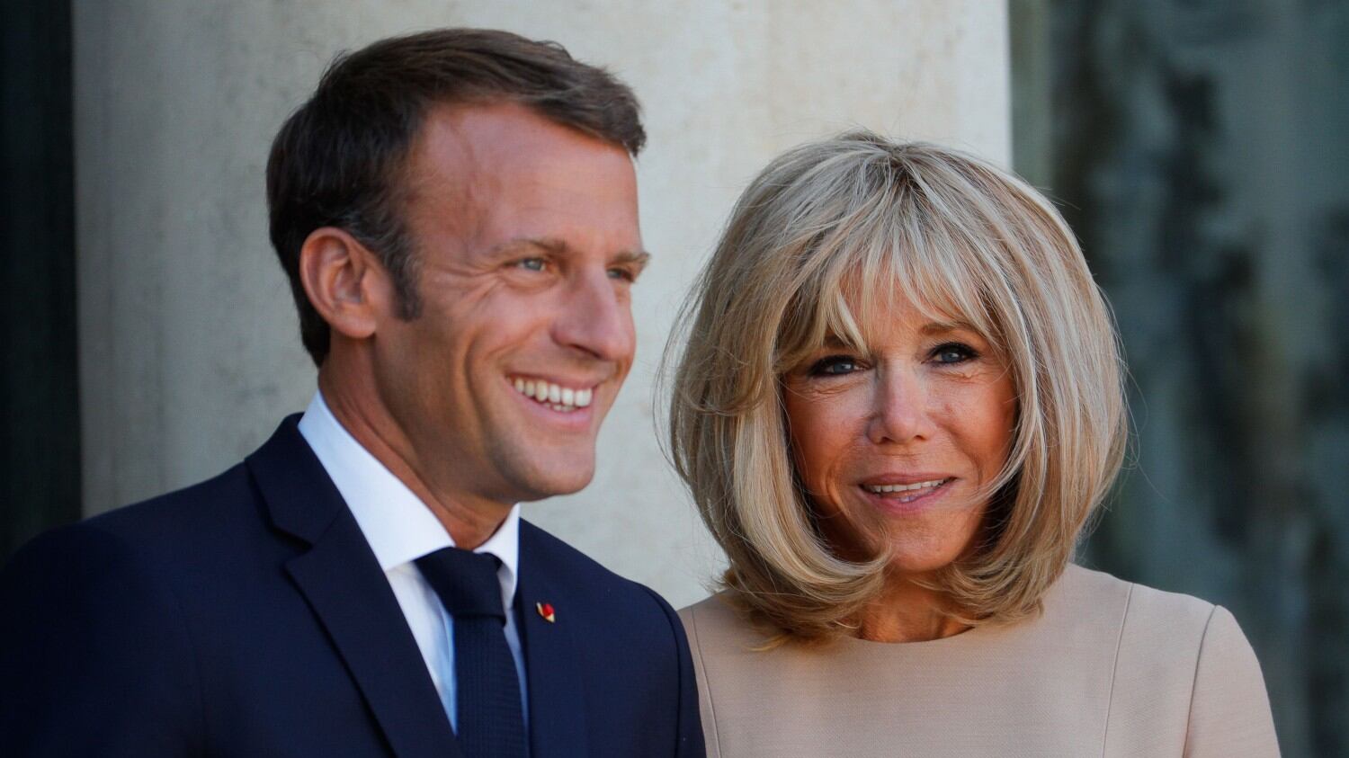 Il M5S ora getta la maschera: "Noi con Macron? Mai dire mai"