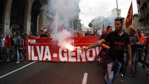 Gli operai di Genova occupano lo stabilimento dell'Ilva
