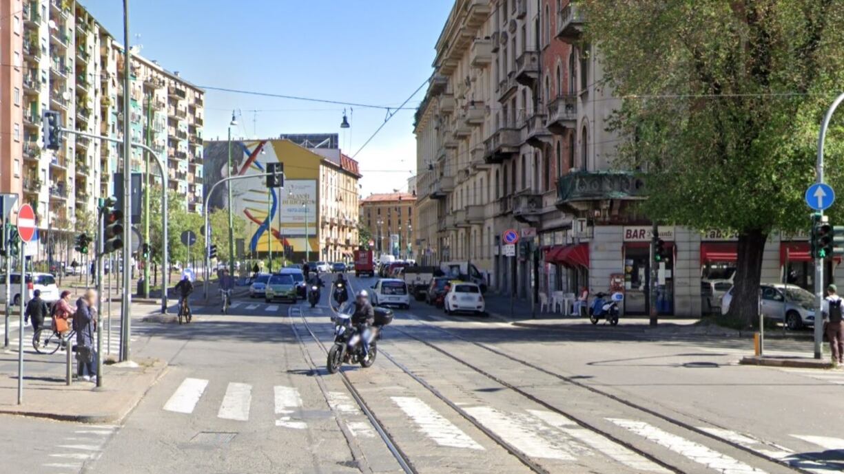 Milano, mamma e bimba in passeggino investite sulle strisce. L'autista è scappato