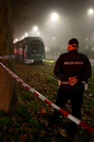 A Milano un pedone è stato investito da un tram mentre stava attraversando le rotaie 4
