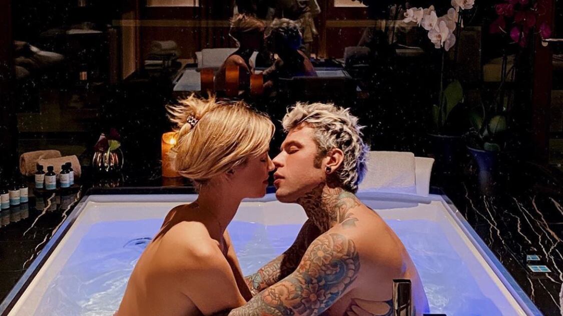 Chiara Ferragni e Fedez nudi nell'idromassaggio ma vengono massacrati