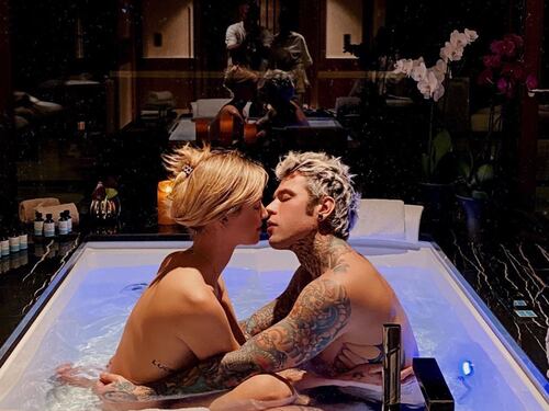 Chiara Ferragni e Fedez nudi nell'idromassaggio ma vengono massacrati