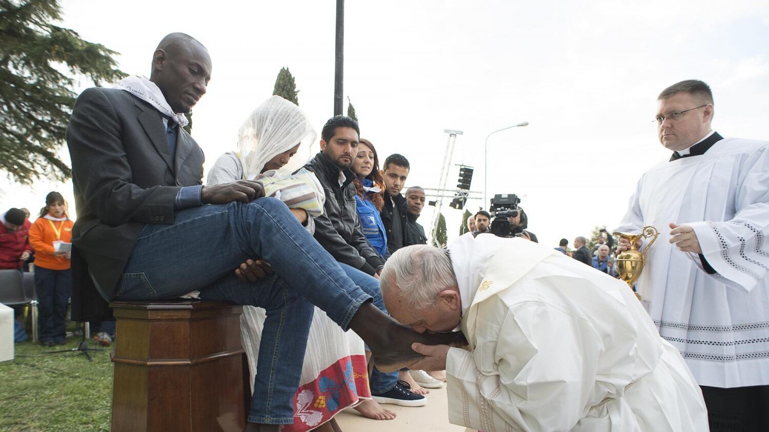 Il Papa lava i piedi ai profughi nel Cara a maggioranza islamica