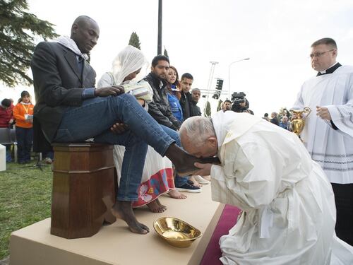 Il Papa lava i piedi ai profughi nel Cara a maggioranza islamica
