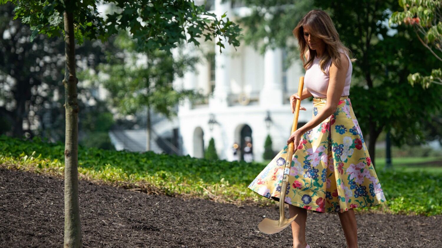 Melania Trump nell'orto con i tacchi: diventa un meme