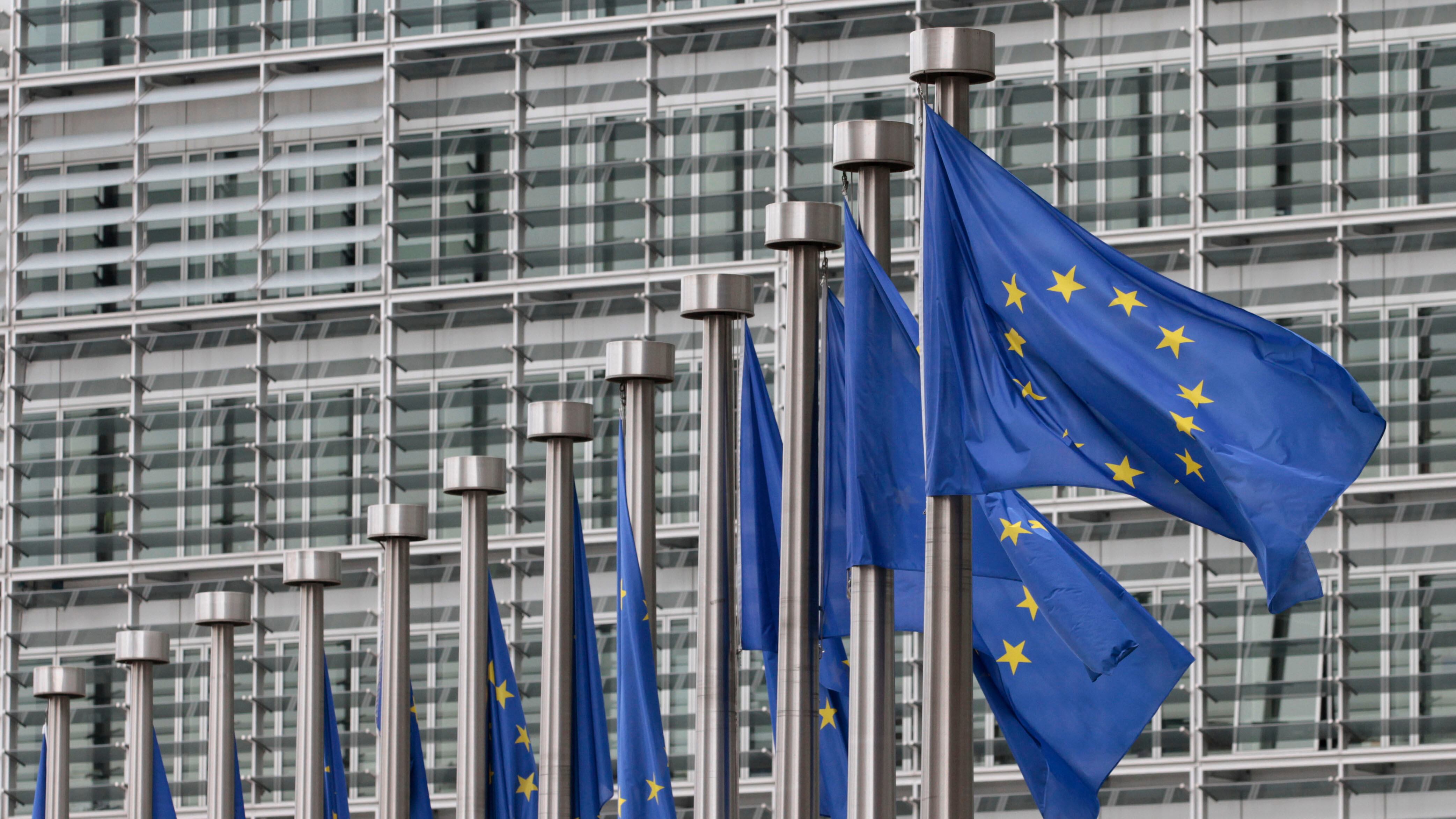 Perfino l'Europa apre le porte agli anti-euro