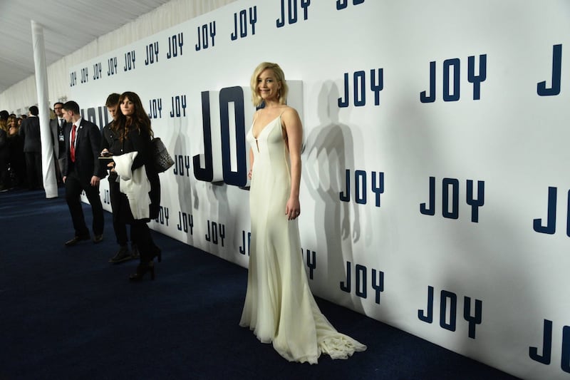 Jennifer Lawrence senza reggiseno alla première di Joy 4