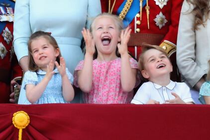 George e Charlotte giocano sull'erba 1