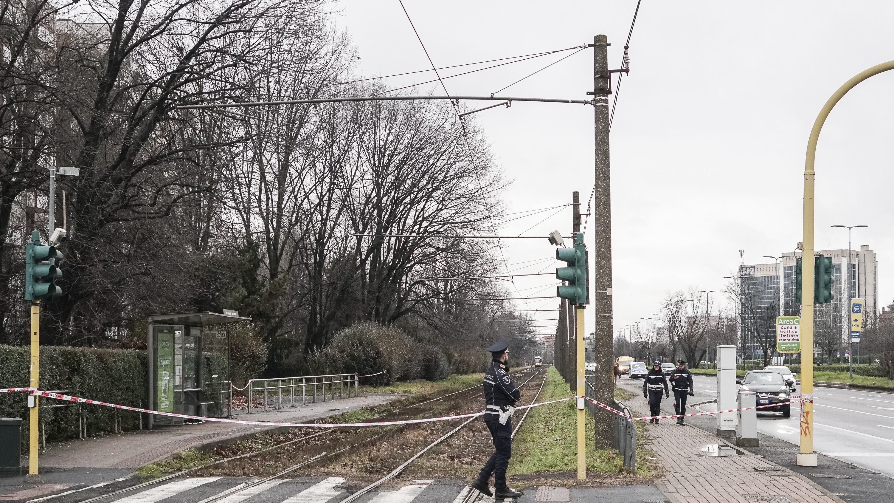 Milano, uomo morto sui binari del tram: gli arti mutilati