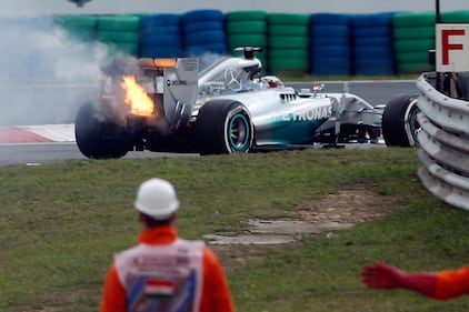 La Mercedes di Hamilton va in fiamme 7