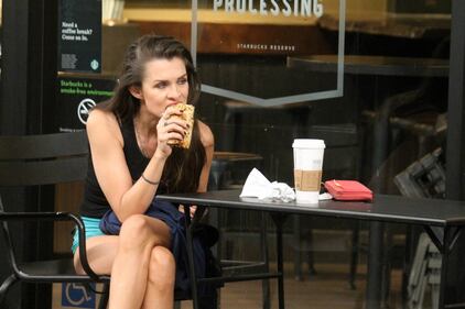 Scandalo a Hollywood: Alicia Arden mostra il lato b in un caffè 1