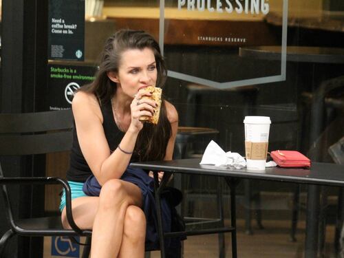 Scandalo a Hollywood: Alicia Arden mostra il lato b in un caffè