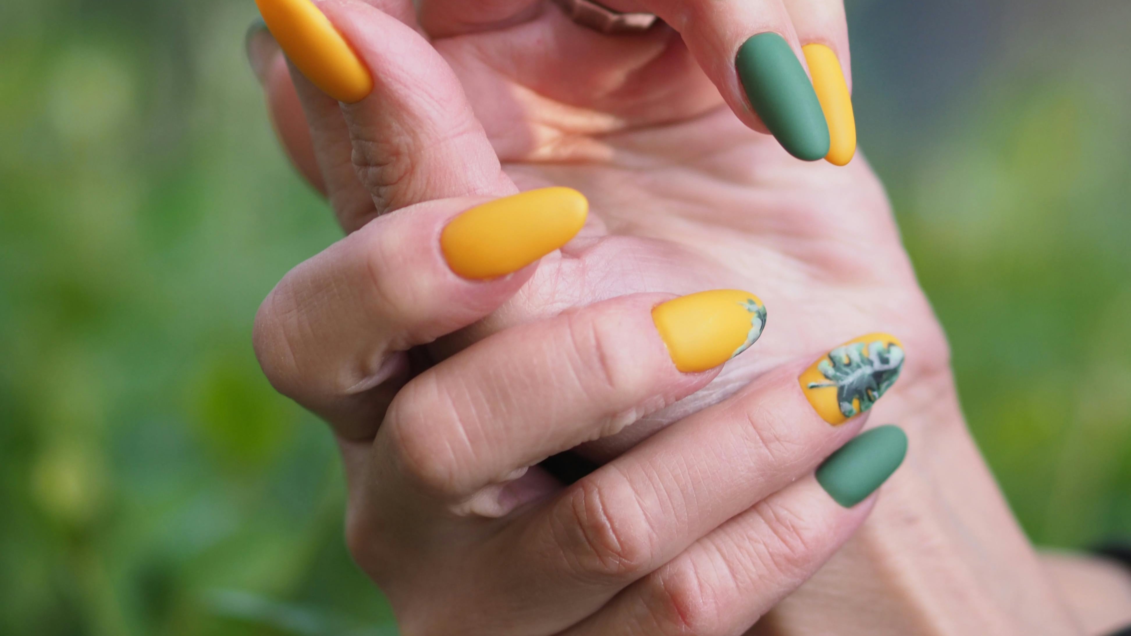 Nail art, i colori e le idee più chic per l'autunno