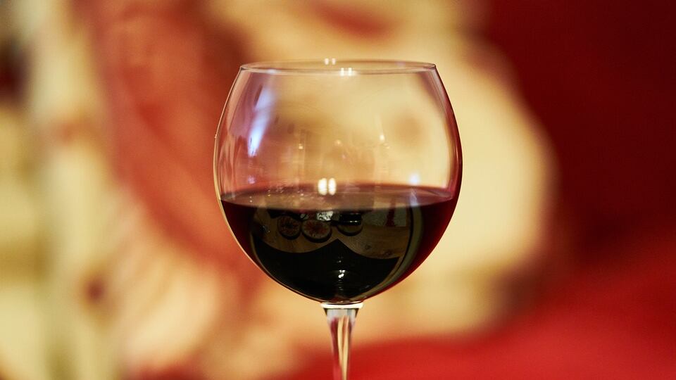 Alzheimer, in una molecola del vino rosso la chiave per prevenirlo