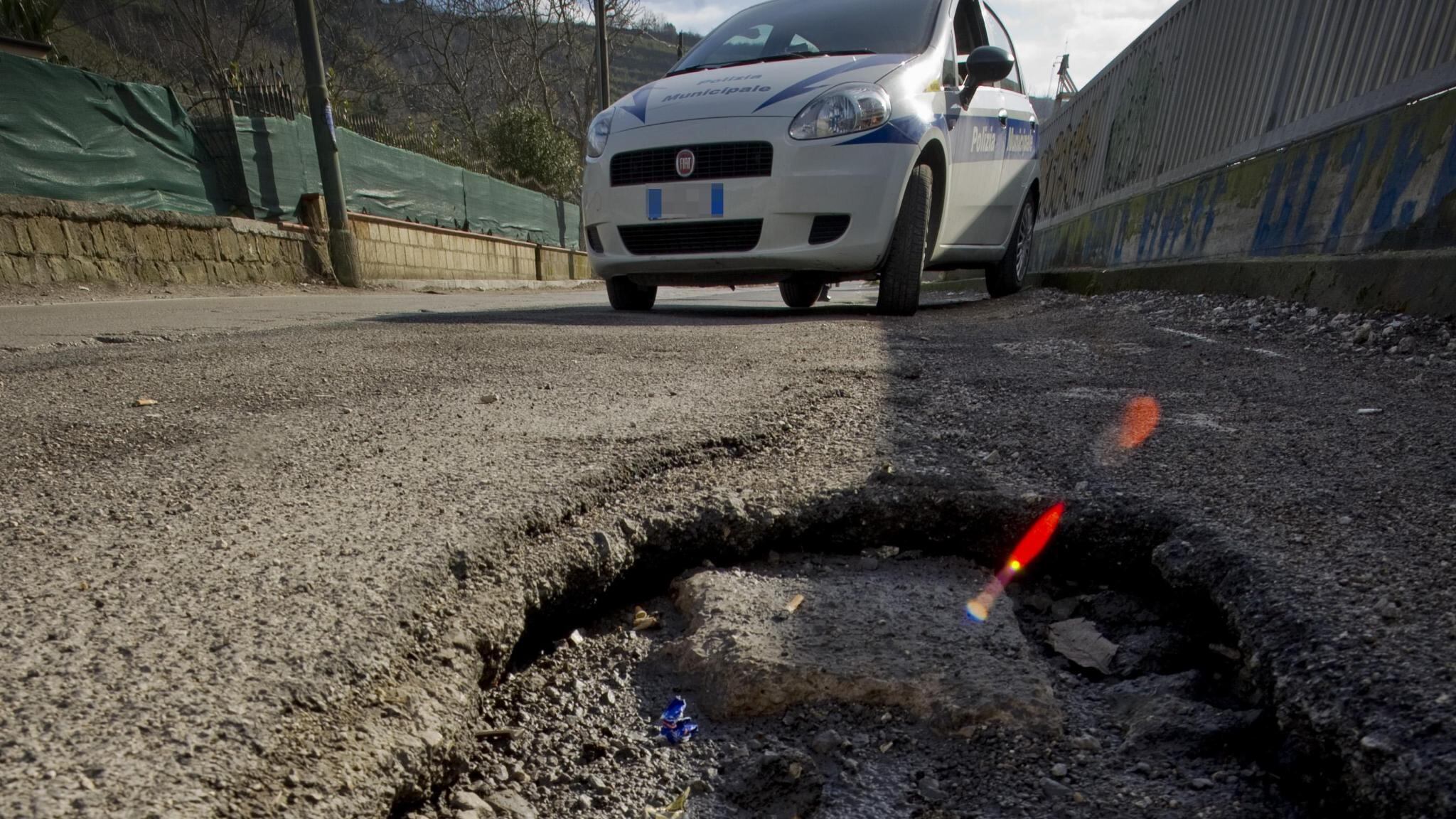 Buche, radici e segnaletica scomparsa. Sempre peggio le strade di Roma
