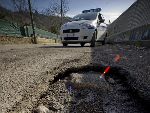 Buche, radici e segnaletica scomparsa. Sempre peggio le strade di Roma