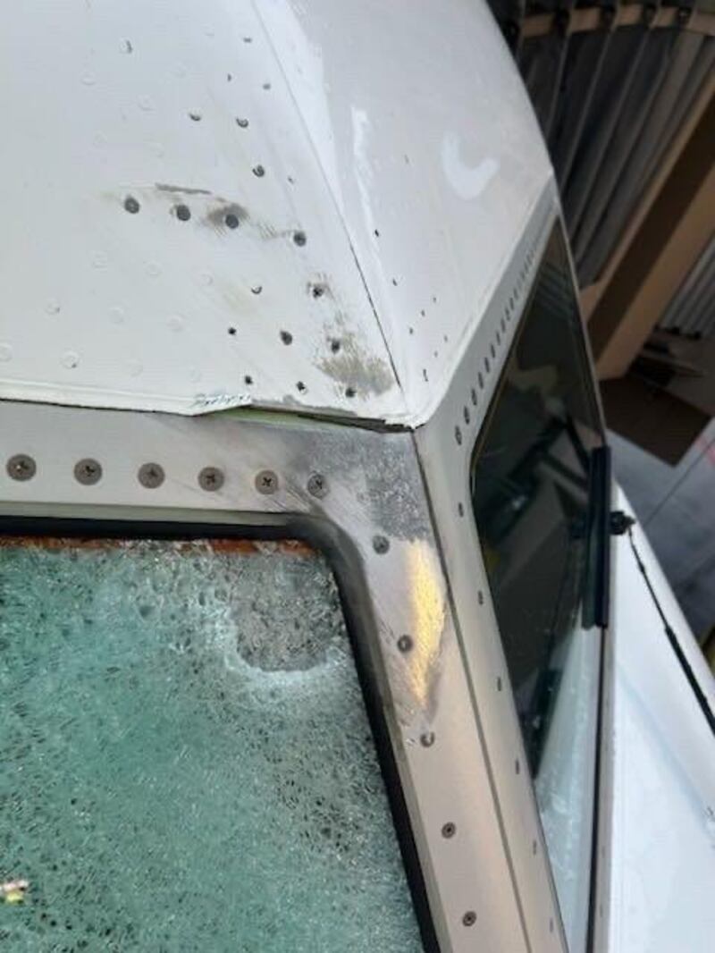 Il vetro in frantumi, il pilota ferito: le immagini del Boeing 737 colpito a 11mila metri 1