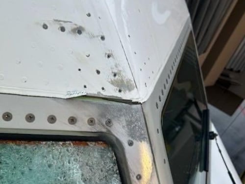 Il vetro in frantumi, il pilota ferito: le immagini del Boeing 737 colpito a 11mila metri