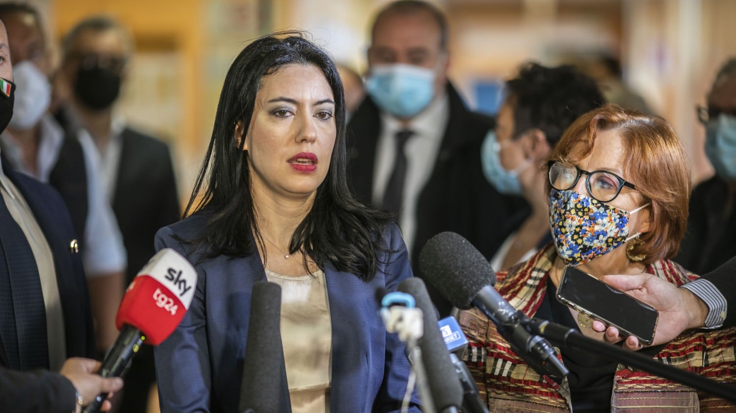Azzolina dalla scena muta alla "annuncite". E adesso promette una pioggia di miliardi