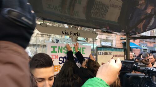 Napoli, 17enne accoltellato dal branco: il corteo per dire “no alla violenza” 12