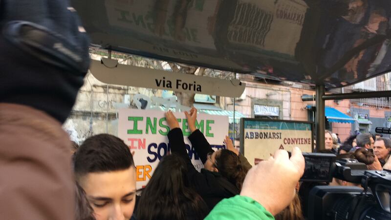 Napoli, 17enne accoltellato dal branco: il corteo per dire “no alla violenza” 12