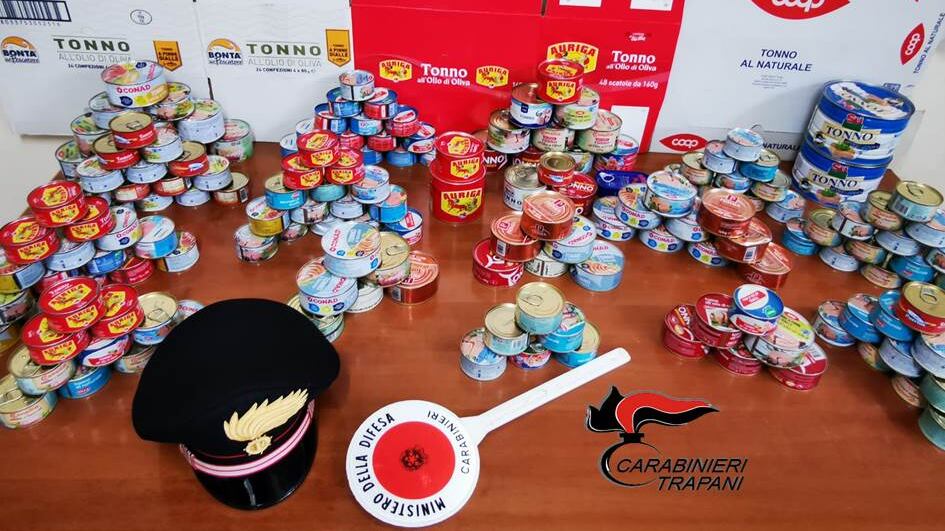 Vigilante ruba scatolette di tonno e finisce agli arresti