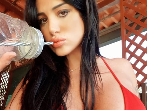 "Riempi il bicchiere", Marika Fruscio bacchettata sulla foto finta