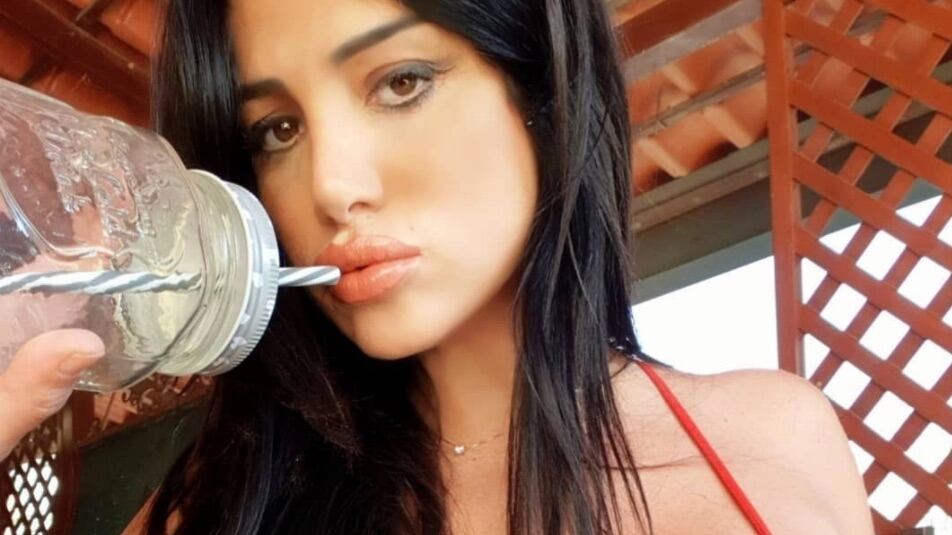 "Riempi il bicchiere", Marika Fruscio bacchettata sulla foto finta