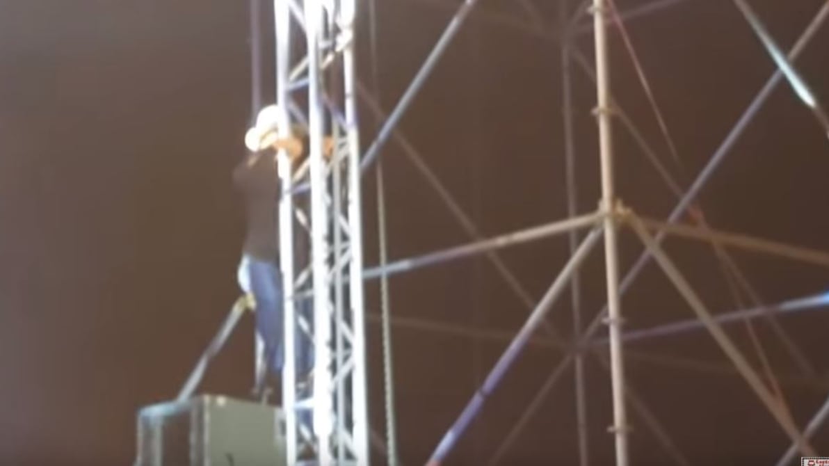 Brivido al concerto per Al Bano. Il cantante spaventa Romina: "Scendi"