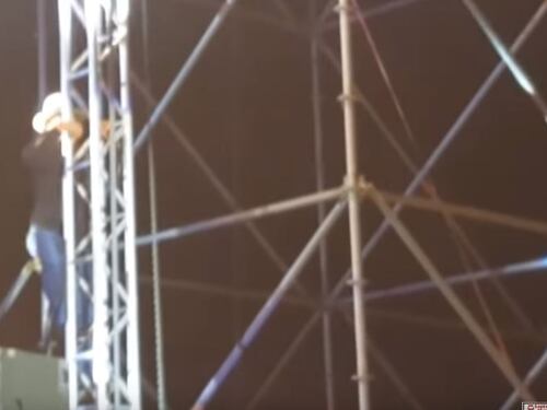 Brivido al concerto per Al Bano. Il cantante spaventa Romina: "Scendi"