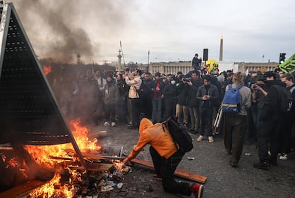 Parigi, barricate e fuoco in place de la Concorde 8