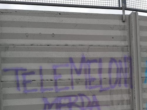 Catania, nuovo blitz dei pro Palestiona alla Rai, ancora scritte d'odio contro la Meloni