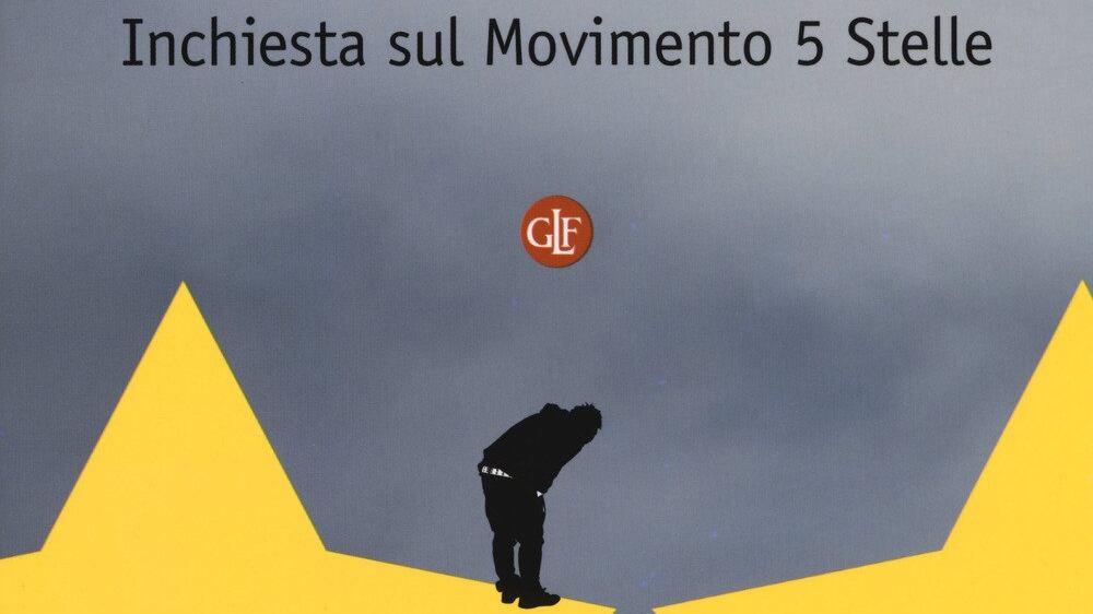L'uomo massa davanti al mare