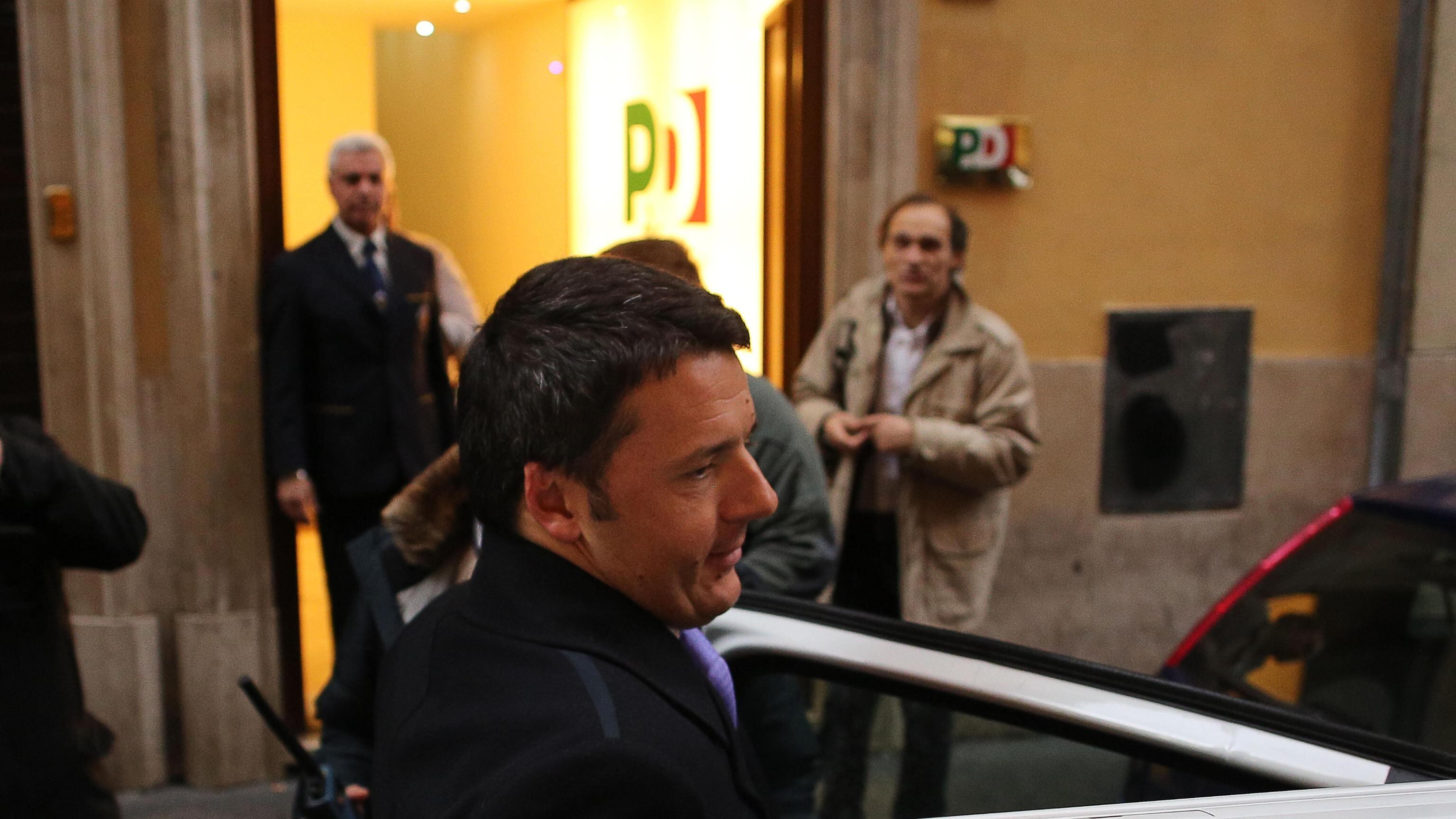 Renzi presenta la sua legge elettorale. Poi litiga con Cuperlo. Berlusconi: "Sì al sistema bipolare"